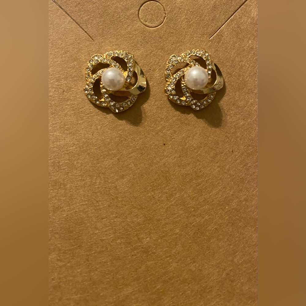 Beautiful Hollow Flower Design Stud Fashion Earrings With Imitation Pearl - Picture 3 of 9